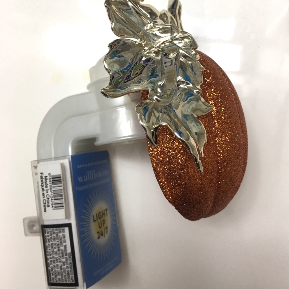 Bath & Body Works wallflowers plug- light up pumpkin